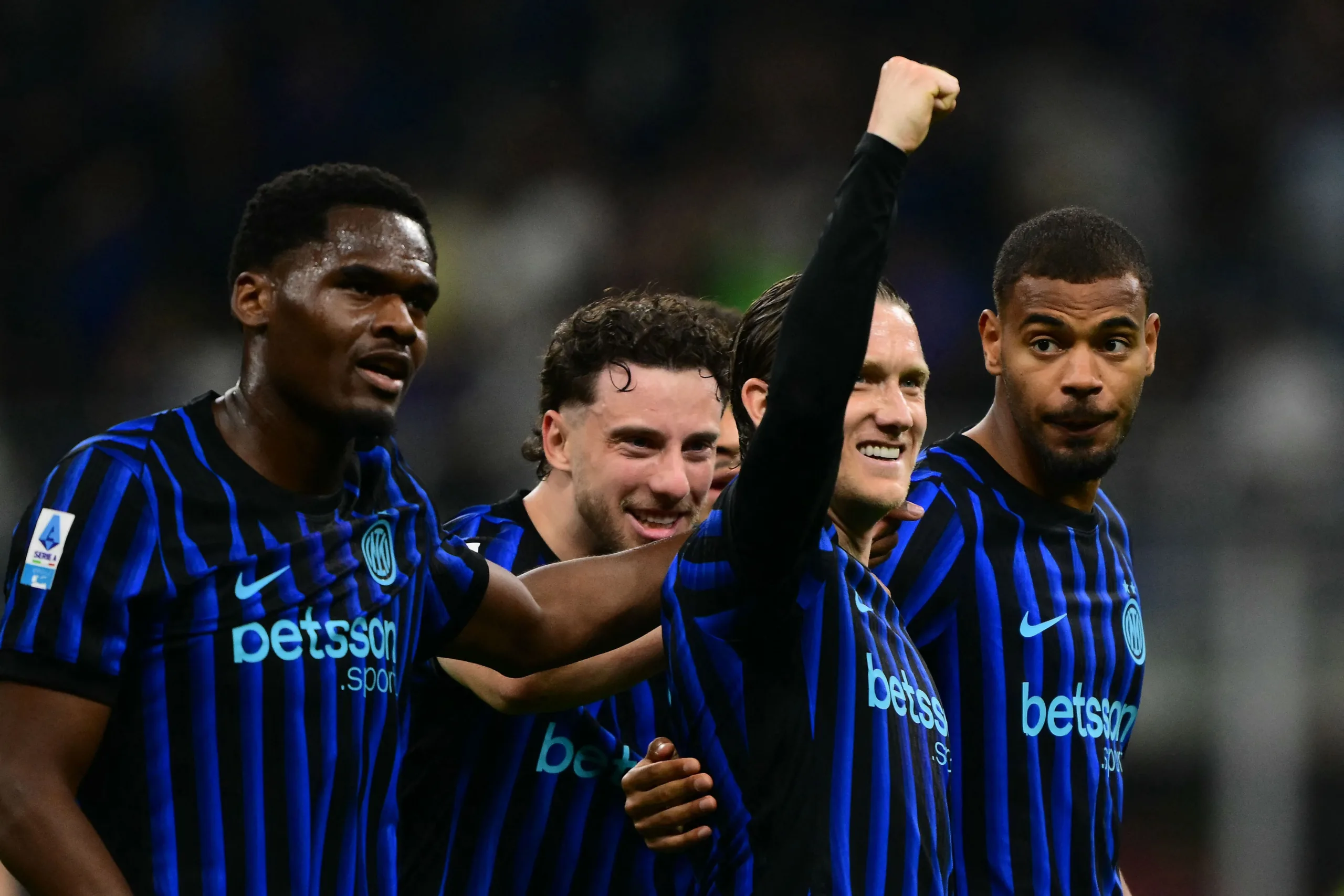 إنتر يقترب من التتويج بثلاثية نظيفة أمام كالياري