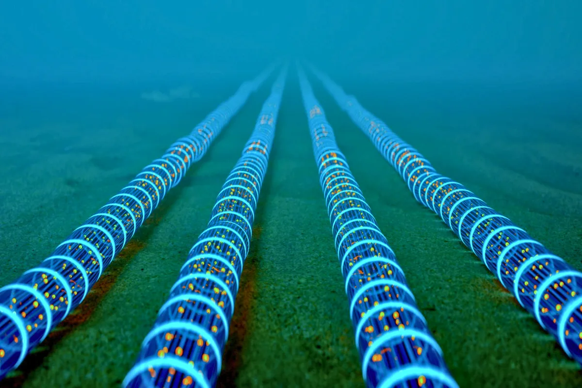 إيران تحذر من قطع الكبلات البحرية والبنية التحتية السحابية