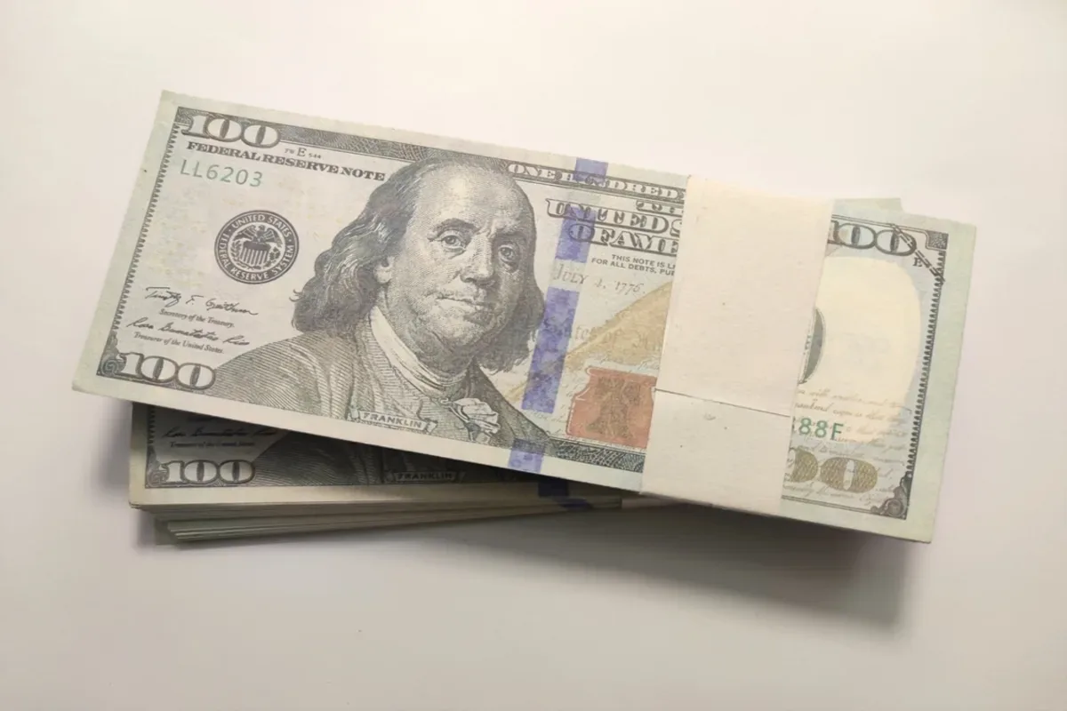 الدولار ينتعش مع تجدد التوتر في الشرق الأوسط وإغلاق مضيق هرمز