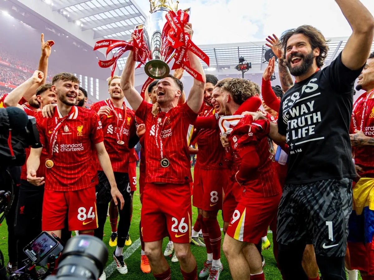 مسيرة ذهبية.. بعد الإعلان عن رحيله أرقام وإنجازات روبرتسون مع الريدز