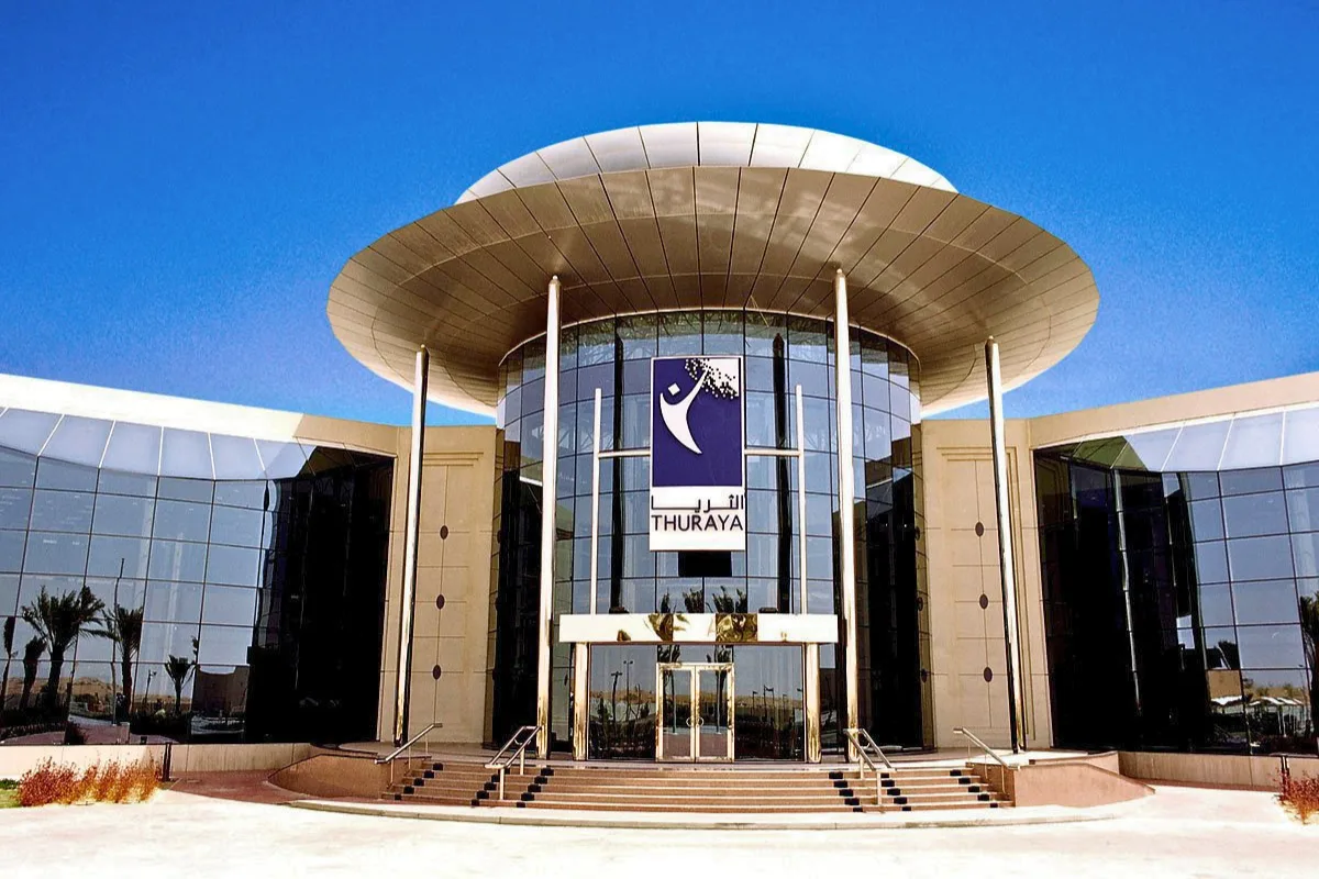 استهداف مبنى تابع لـ”الثريا للاتصالات” في الشارقة والجهات المختصة تباشر الإجراءات