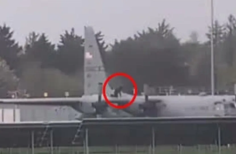 رجل يهاجم طائرة عسكرية أمريكية في إيرلندا بفأس