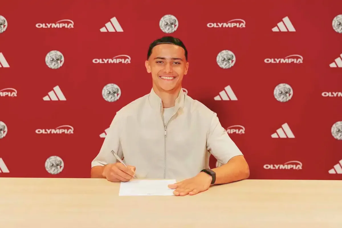 أياكس يمنح عقداً احترافياً لموهبة مغربية شابة