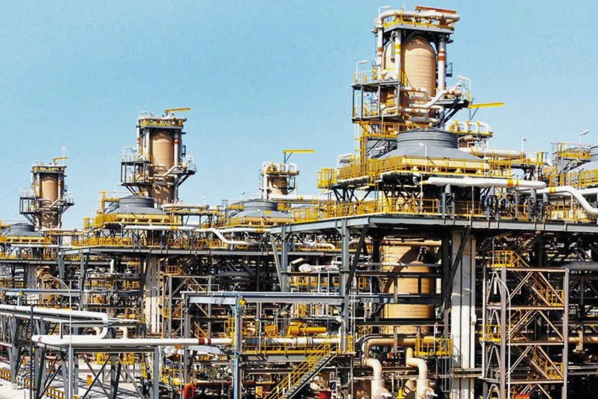 الجهات المختصة بأبوظبي تتعامل مع حادثي سقوط شظايا في منشآت حبشان