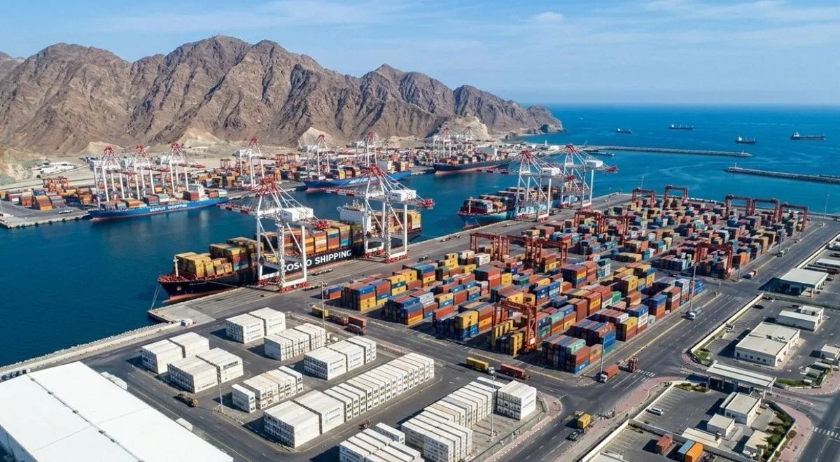 الإمارات: اعتراض جوي ناجح في ميناء خورفكان وإصابة 4 أشخاص بشظايا