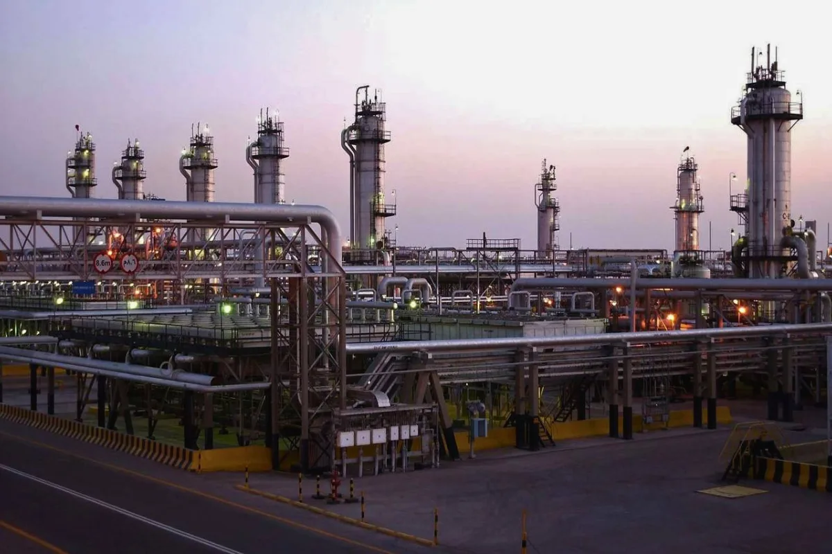 وزير المالية السعودي يحذر من أن رفع الإنتاج النفطي سيستغرق وقتاً