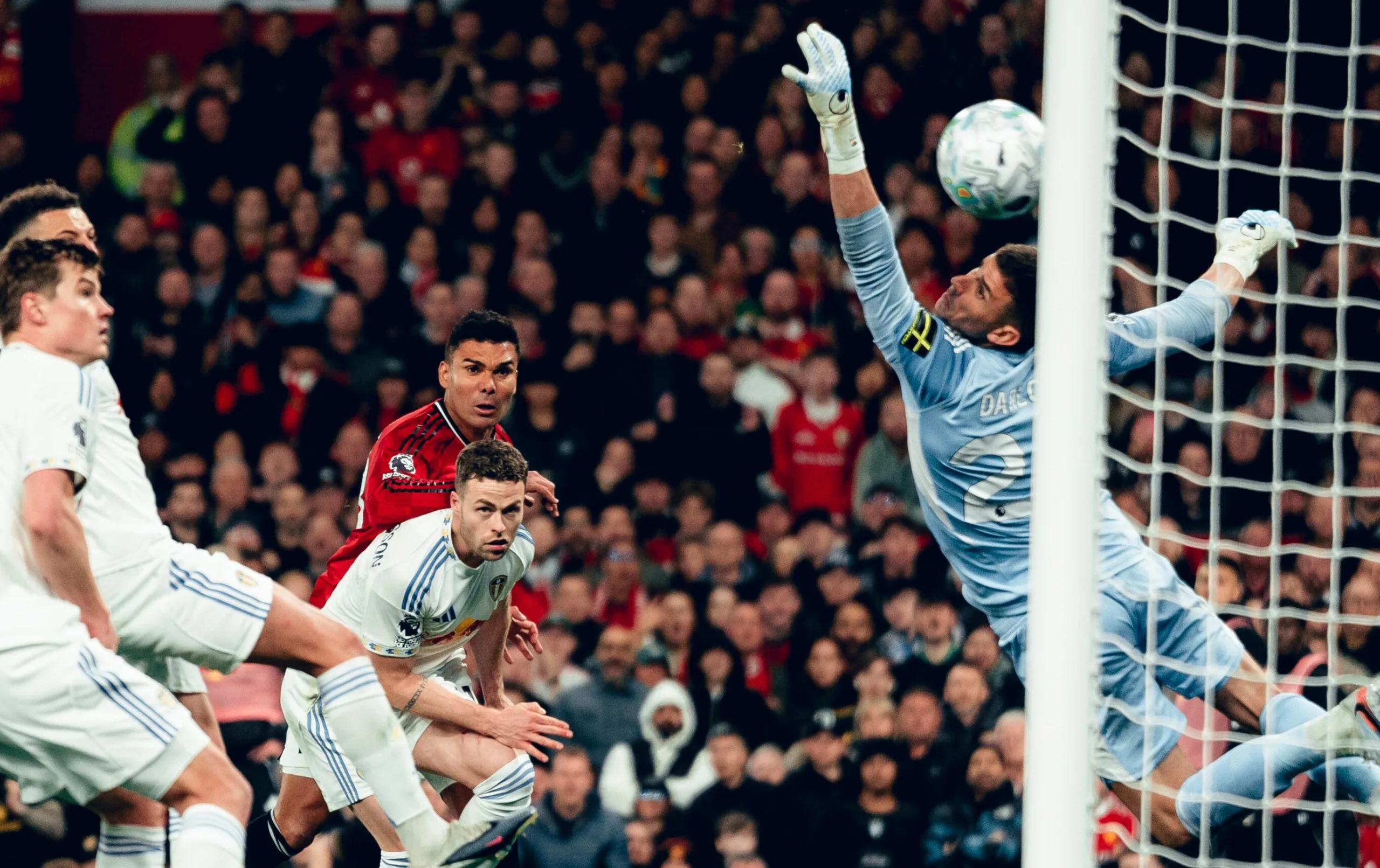 ليدز يضرب يونايتد 2-1 مستفيدًا من النقص العددي