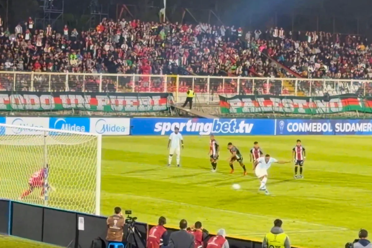 بالفيديو.. حارس يتصدى لـ3 ركلات جزاء متتالية لنفس اللاعب