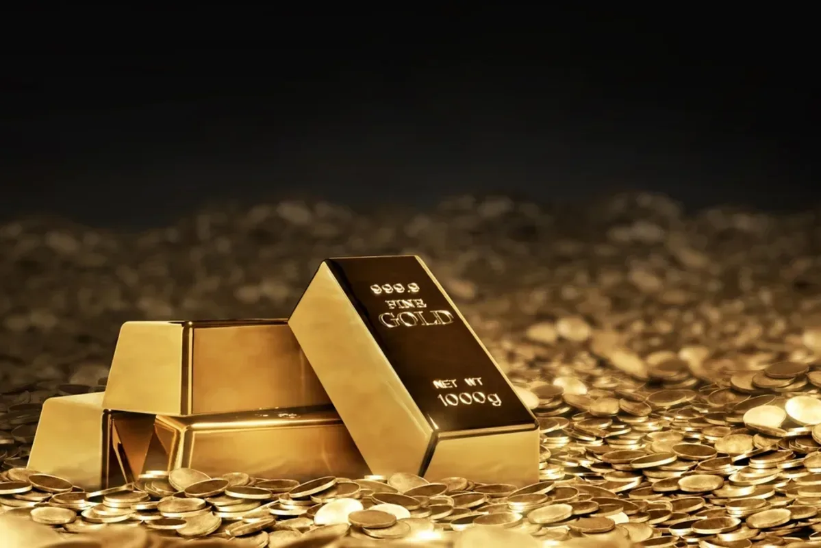 الذهب يهبط متأثراً بالتضخم وتعثر جهود السلام