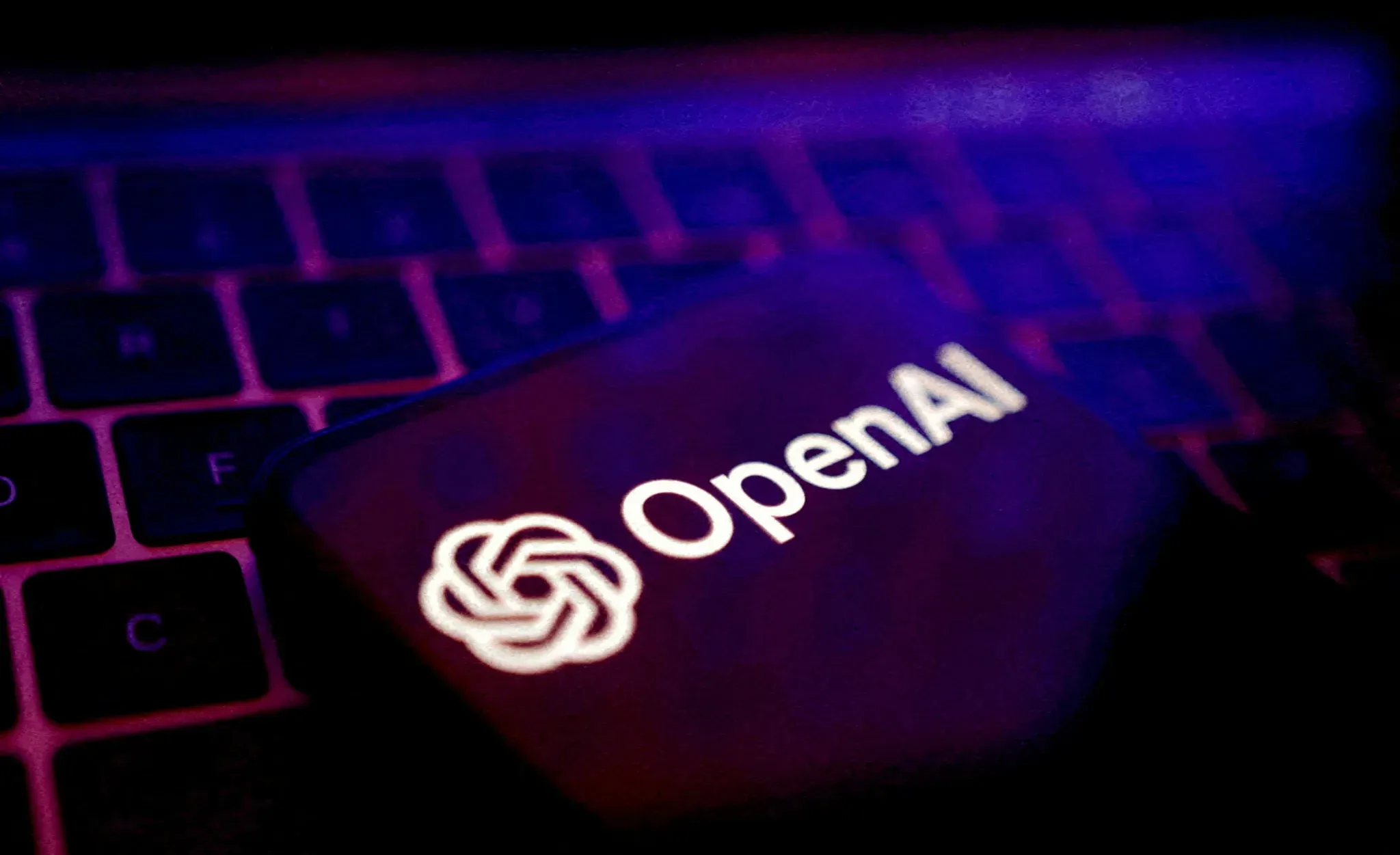 هاتف OpenAI: هل تطلق الشركة هاتفها الذكي بلا تطبيقات في 2028؟