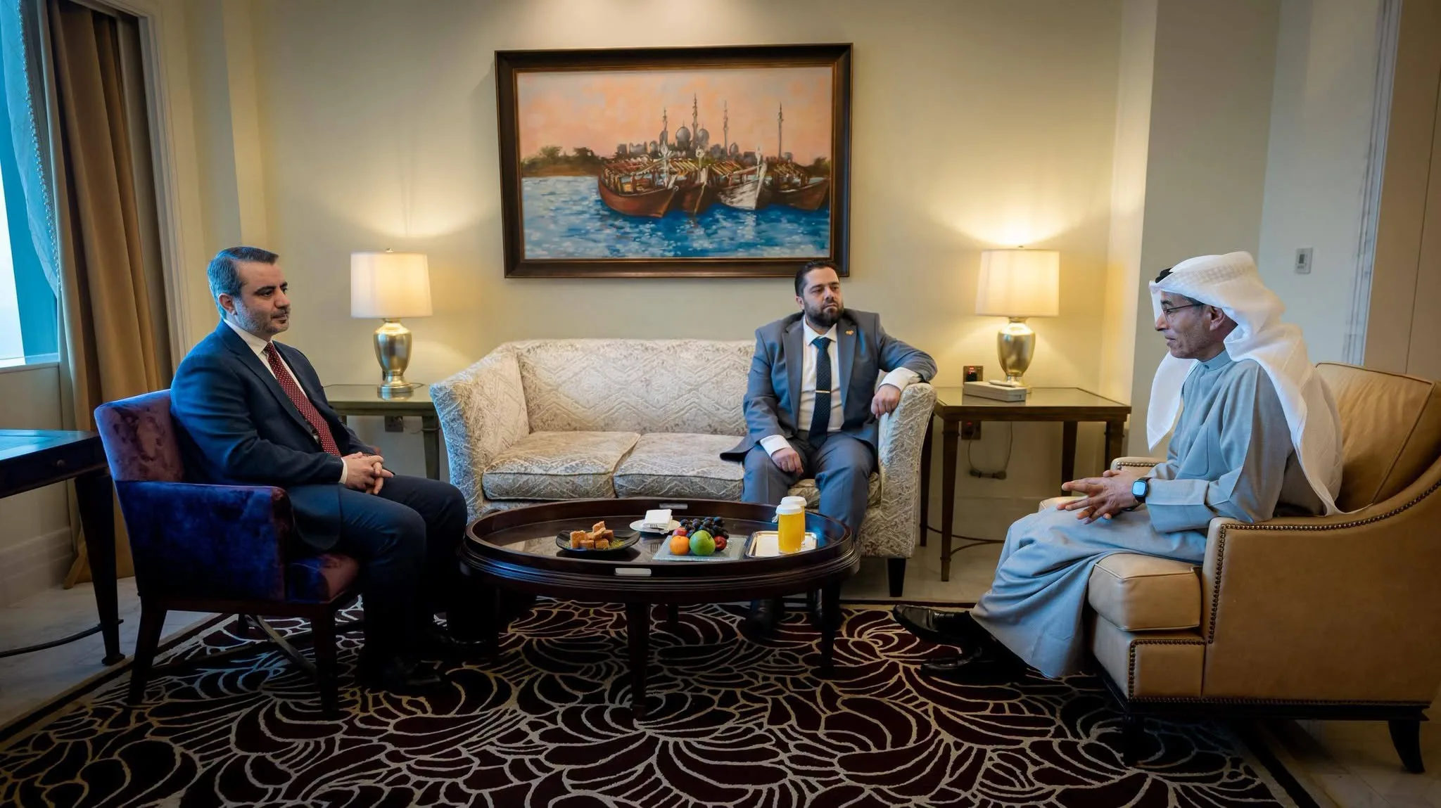 الشيباني يلتقي محمد العبار في أبوظبي لبحث فرص الاستثمار وإعادة إعمار سوريا