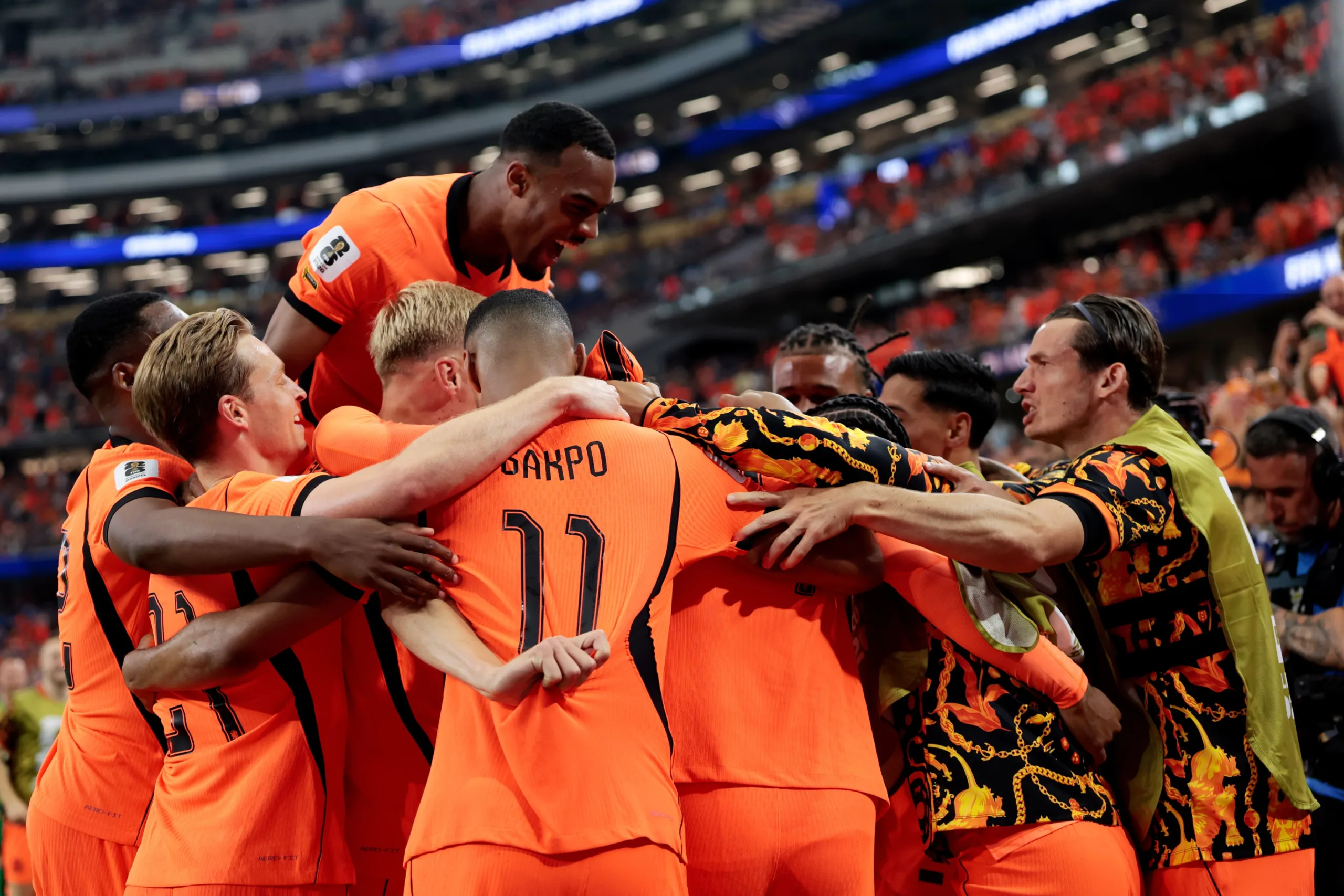 هولندا تُفرّط بالفوز مرتين وتتعادل مع اليابان 2-2