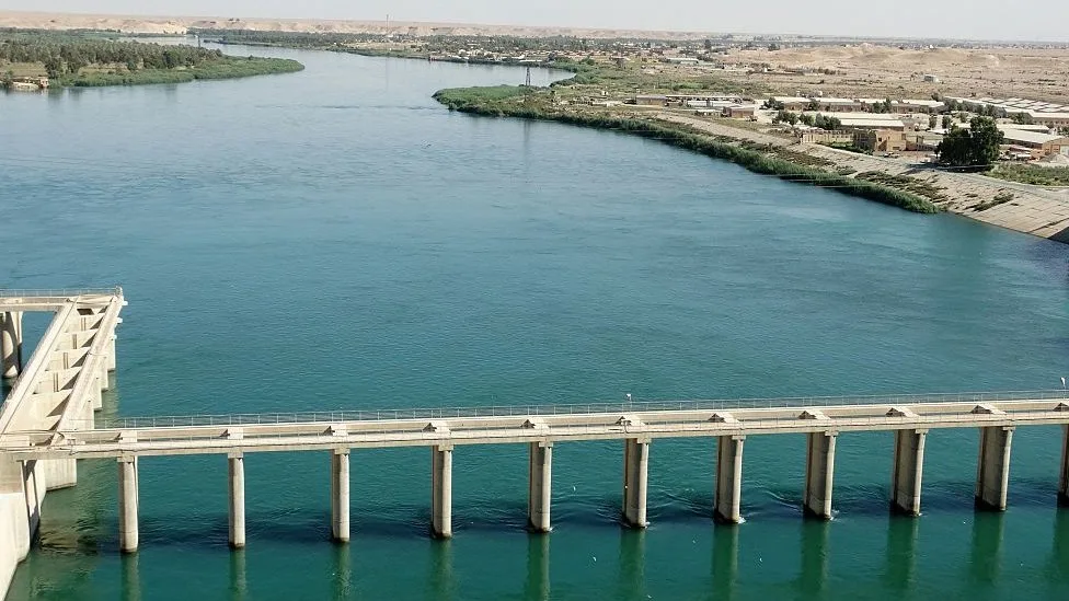 غرق عبارة في دير الزور يودي بحياة طفلين