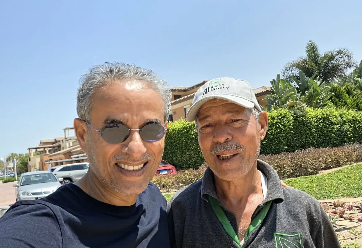 محمد العبار يشيد بجهود أحد العاملين في «مراسي»