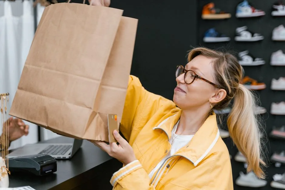 10 أخطاء مالية تقع فيها فور وصول راتبك