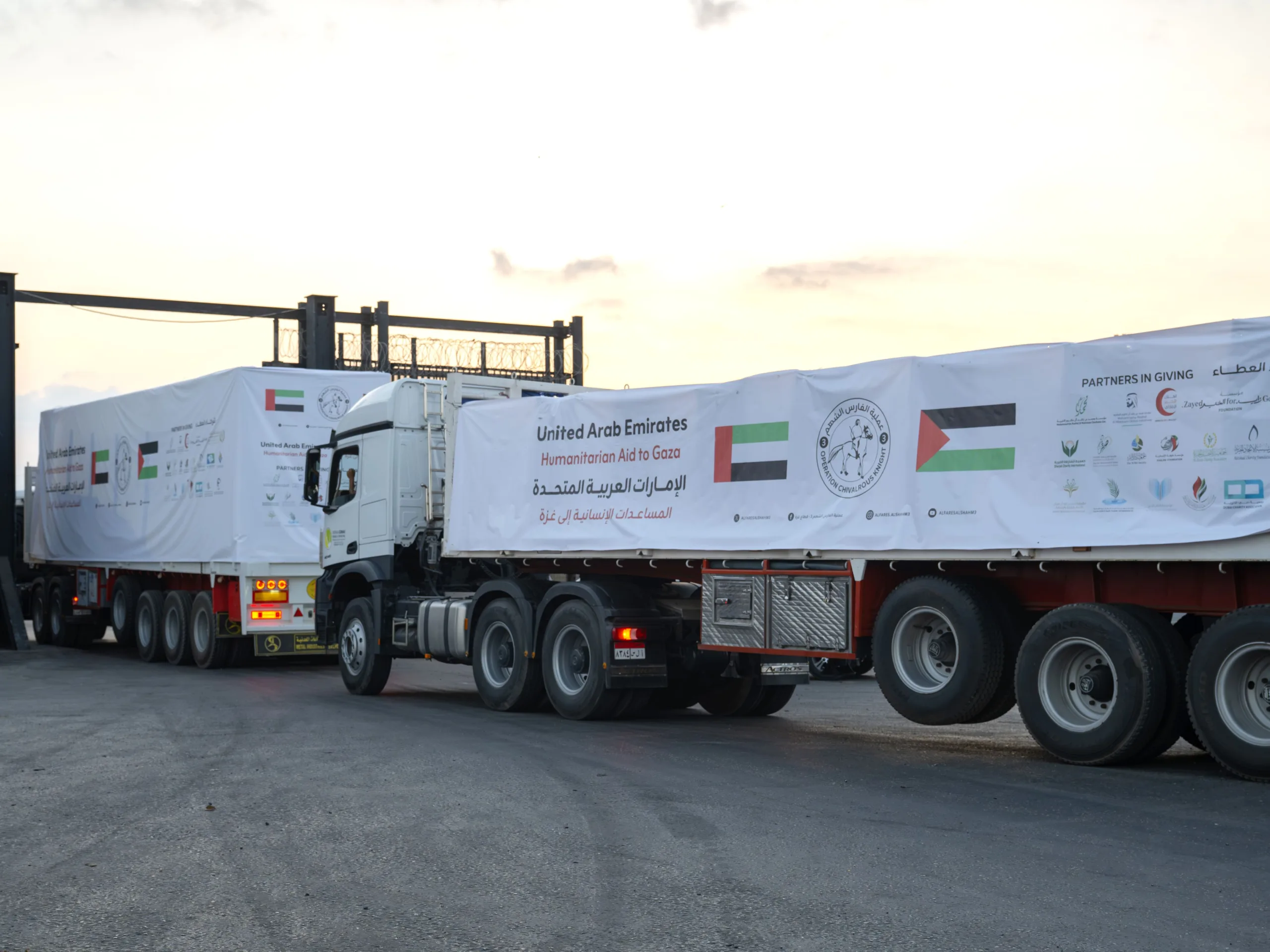 الإمارات ترسل 28 شاحنة إلى غزة ضمن “الفارس الشهم 3”