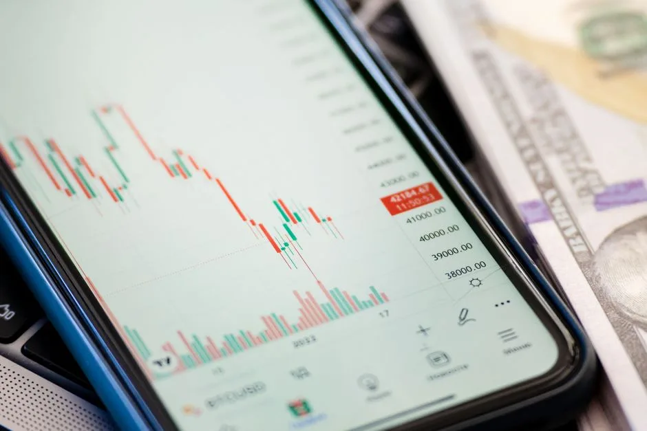 الدولار يقترب من أعلى مستوياته في أسبوعين