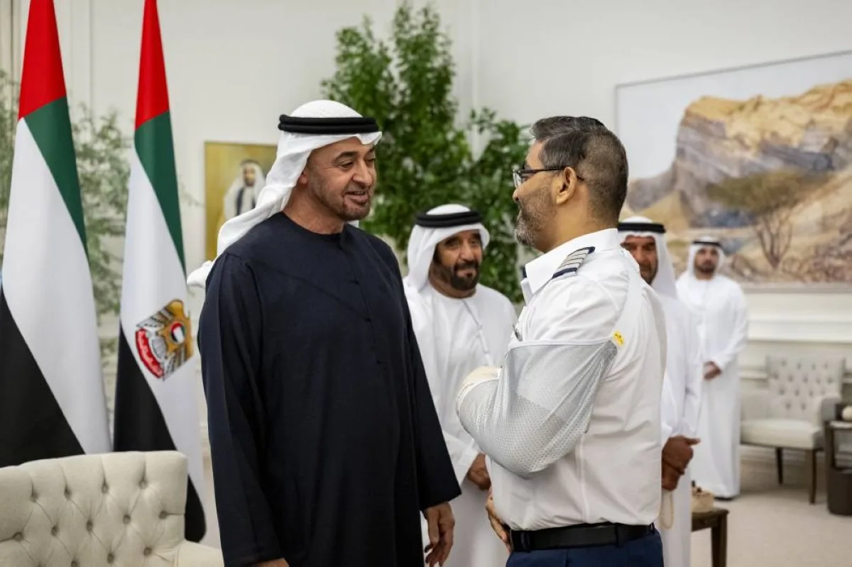 محمد بن زايد يمنح طاقم فلاي دبي وسام زايد تكريماً لدورهم في رحلة سبتمبر