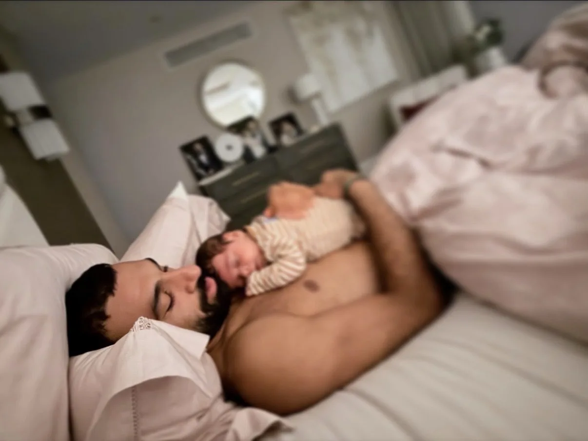 صلاح ينشر أول صورة لنجله “ليل” بعد أسابيع من ولادته